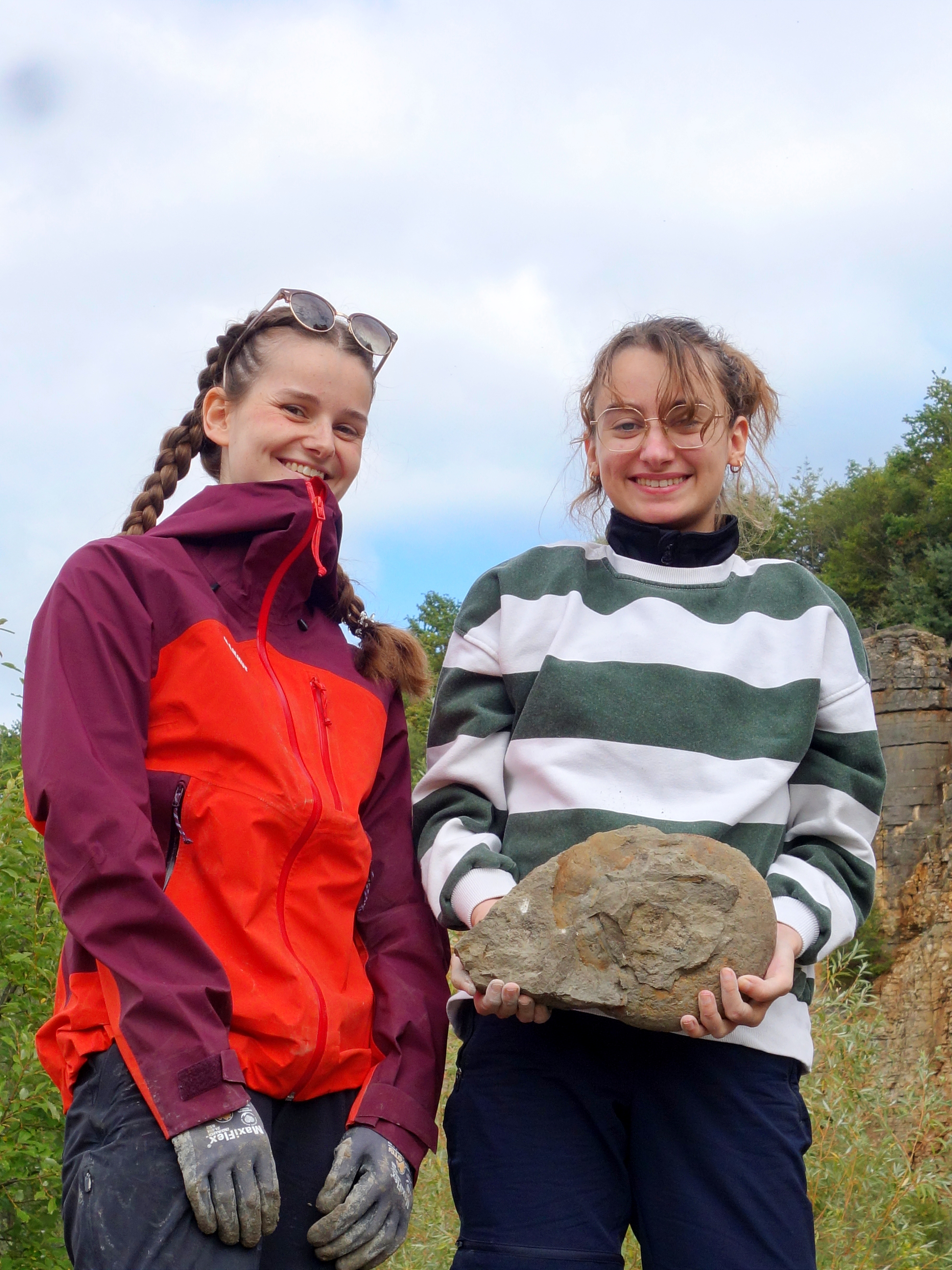 Ein toller Ammoniten-Fund mit glücklichen Finderinnen (Foto: F. Zeitlinger)